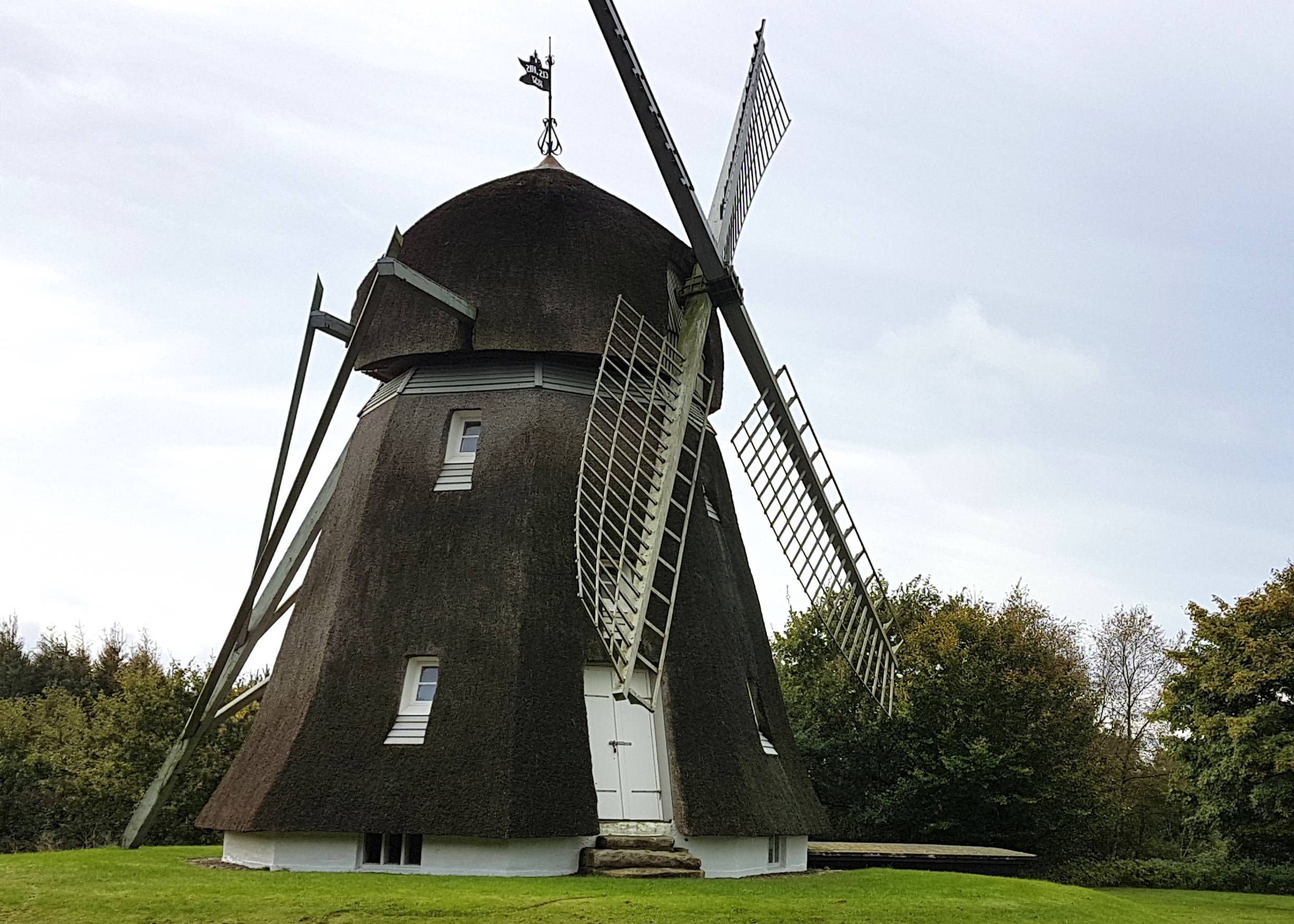 Die reetverkleideste Holländerwindmühlevon Oxholm