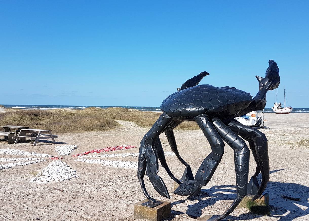 Große Metallskulptur am Strand
