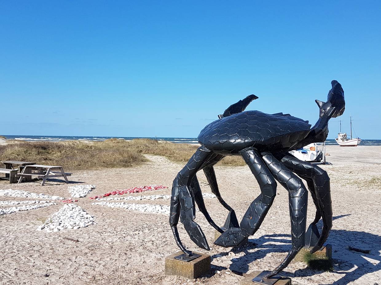 Große Metallskulptur am Strand
