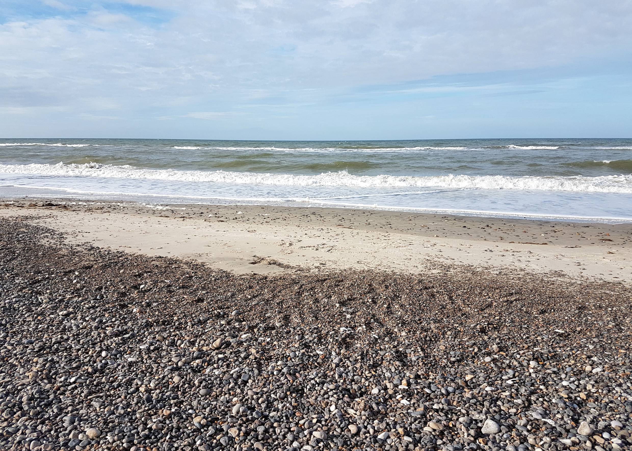 Breites Kiesbett auf einem Nordseestrand