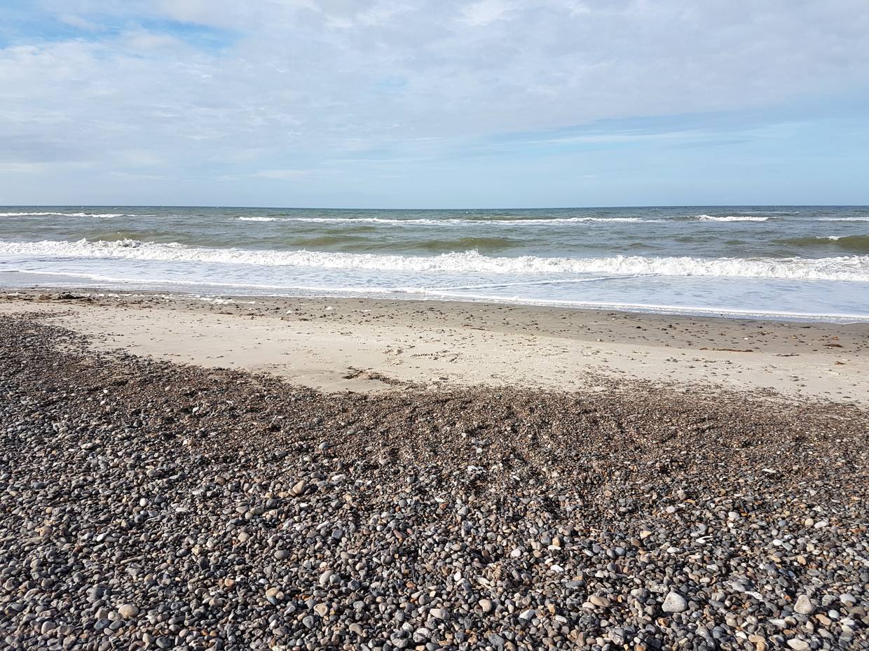 Breites Kiesbett auf einem Nordseestrand