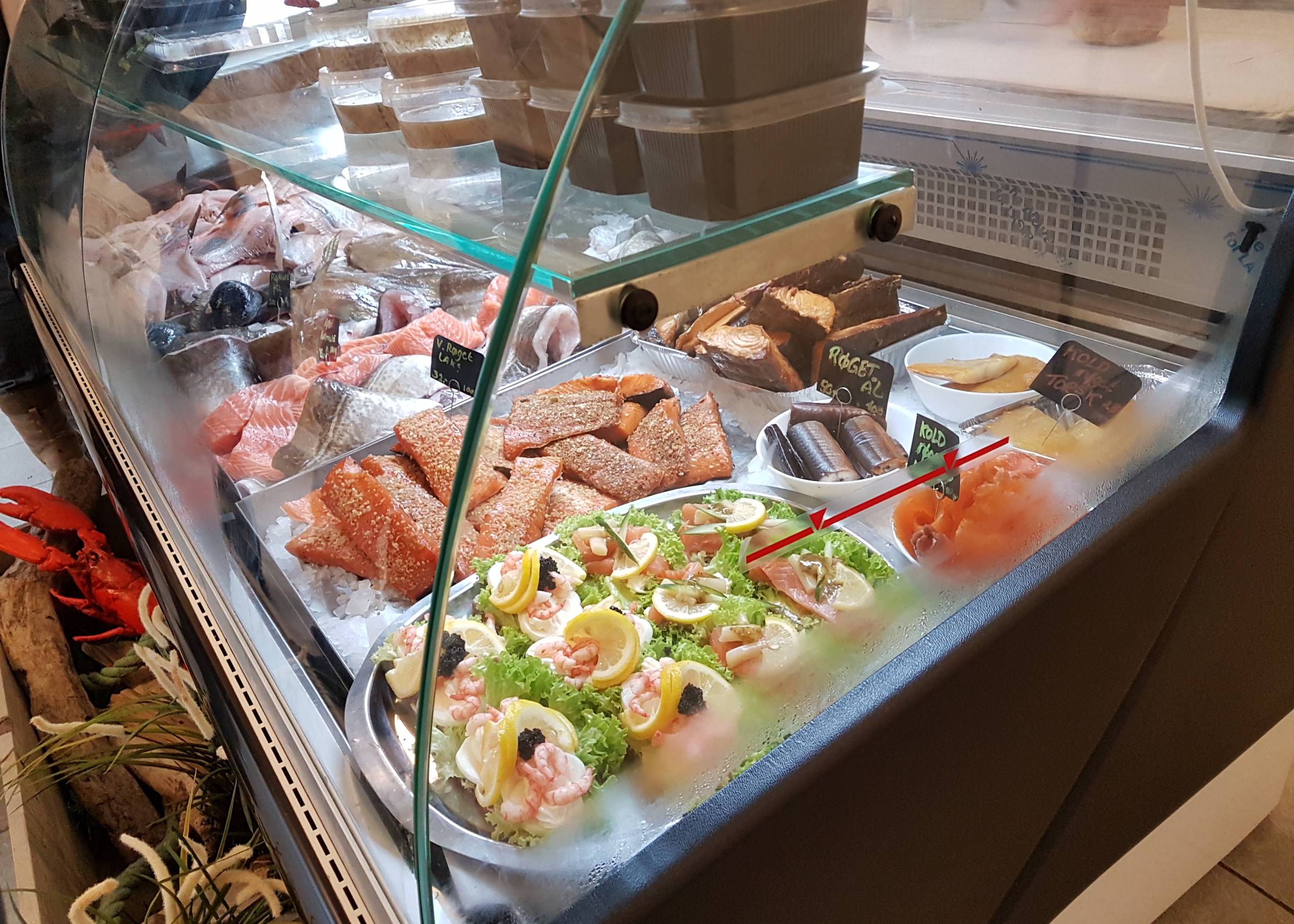 Auswahl im Glastresen eines Fischgeschäfts