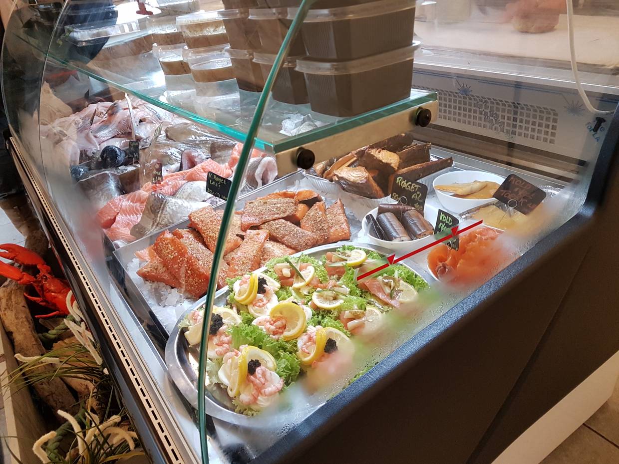 Auswahl im Glastresen eines Fischgeschäfts