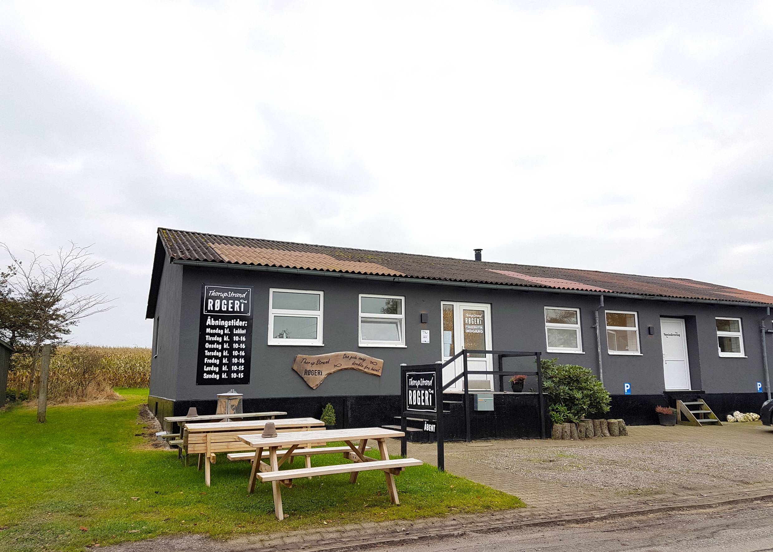 Schwarzes flaches Holzhaus mit einer Fischräucherei