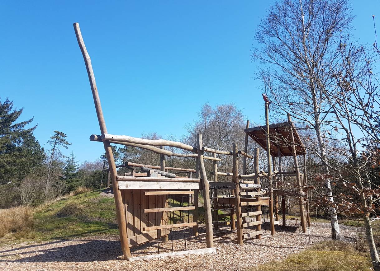 Holzklettergerüst im Wald