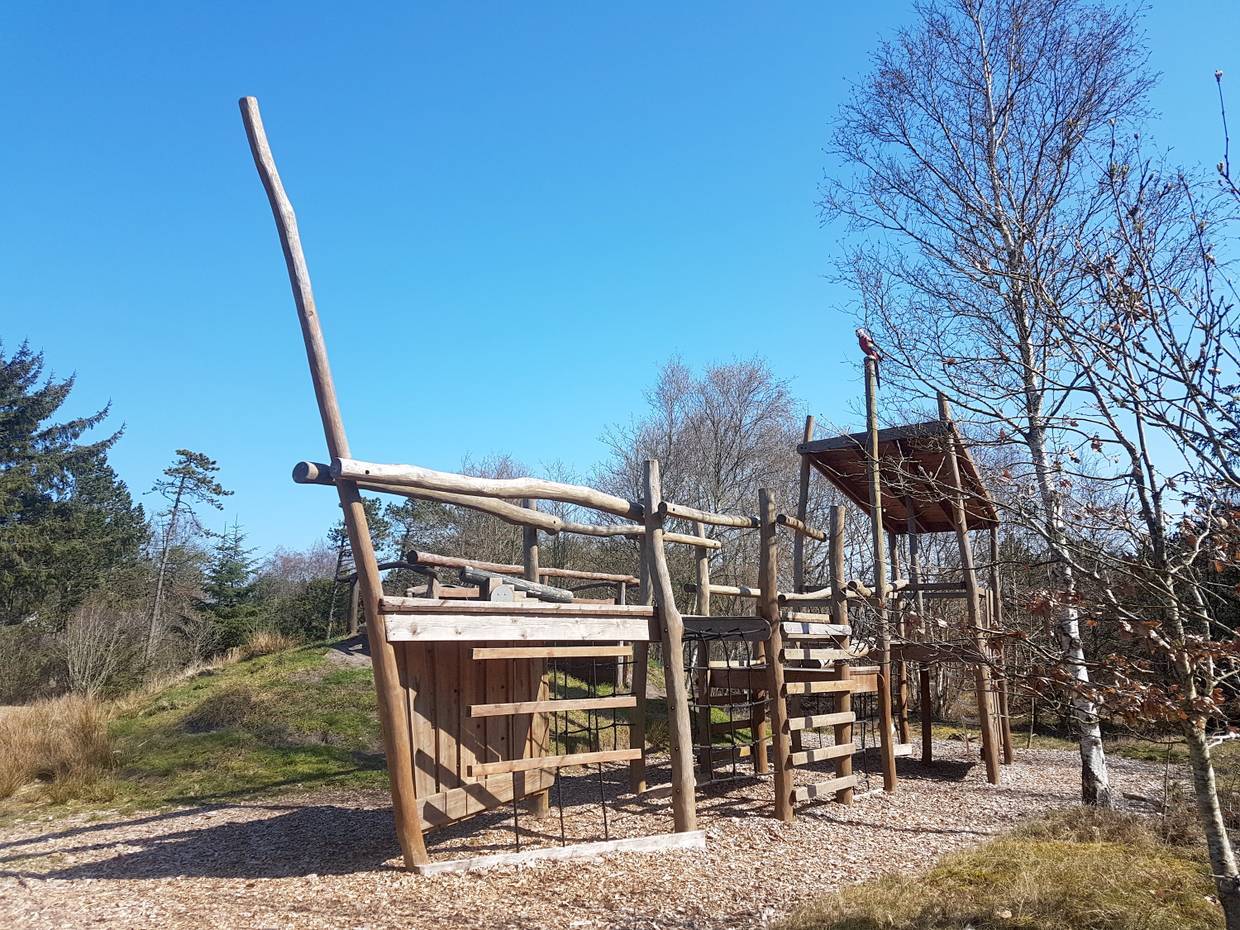 Holzklettergerüst im Wald