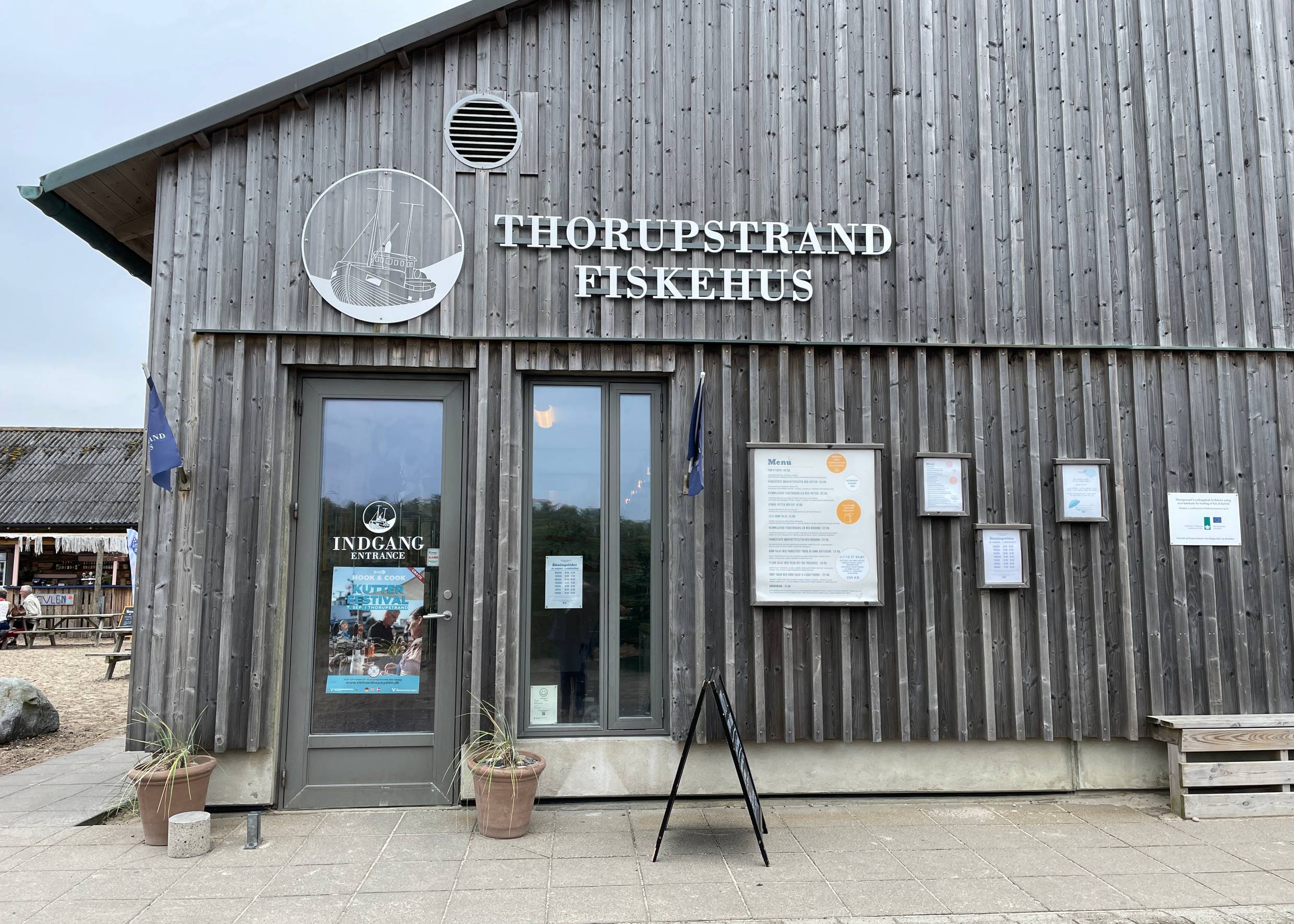 Schwarzes Haus von dem Fischgeschäft