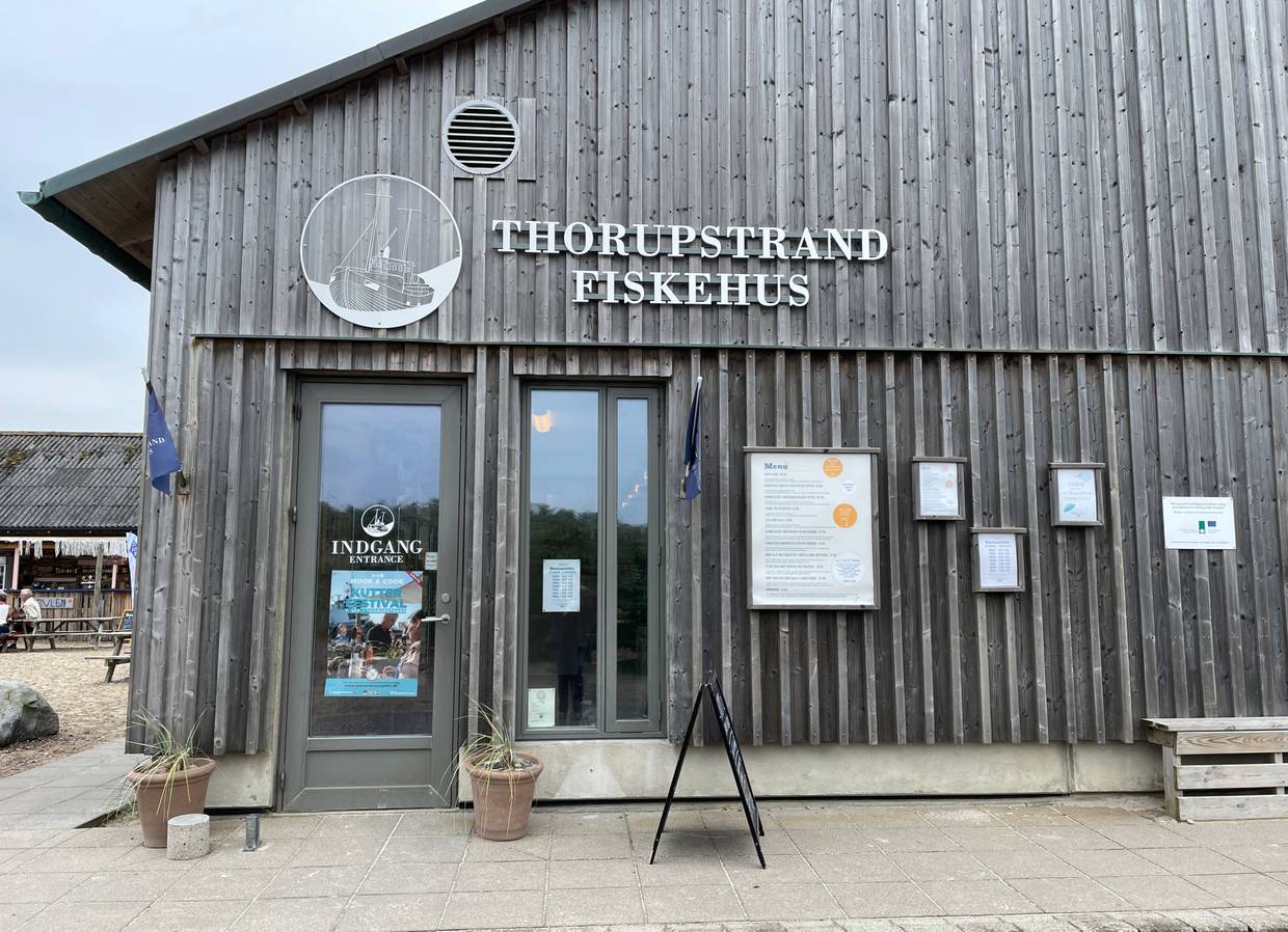 Schwarzes Haus von dem Fischgeschäft