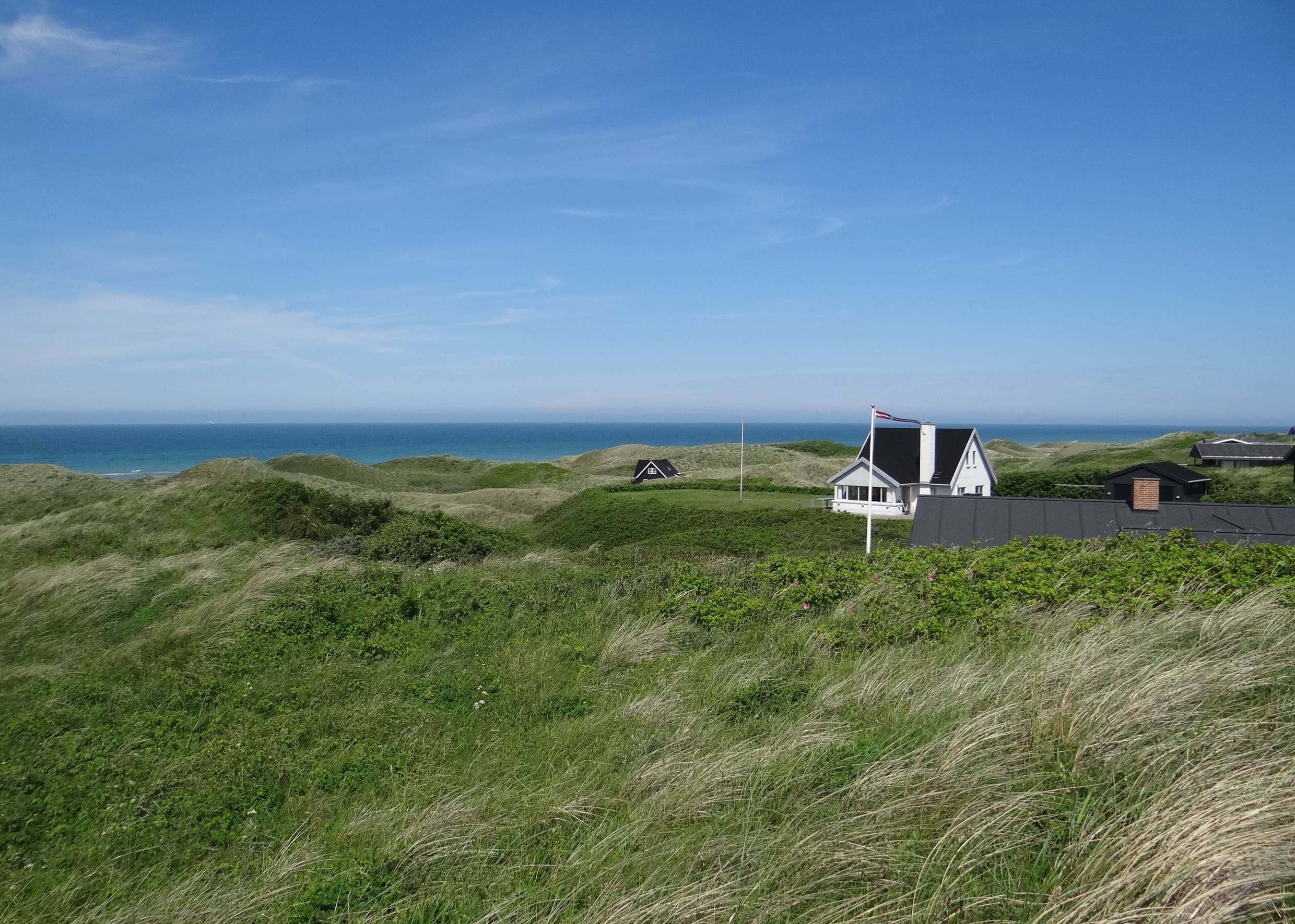 Weißes Ferienhaus aud den Dänen mit Meerblick auf die Nordsee