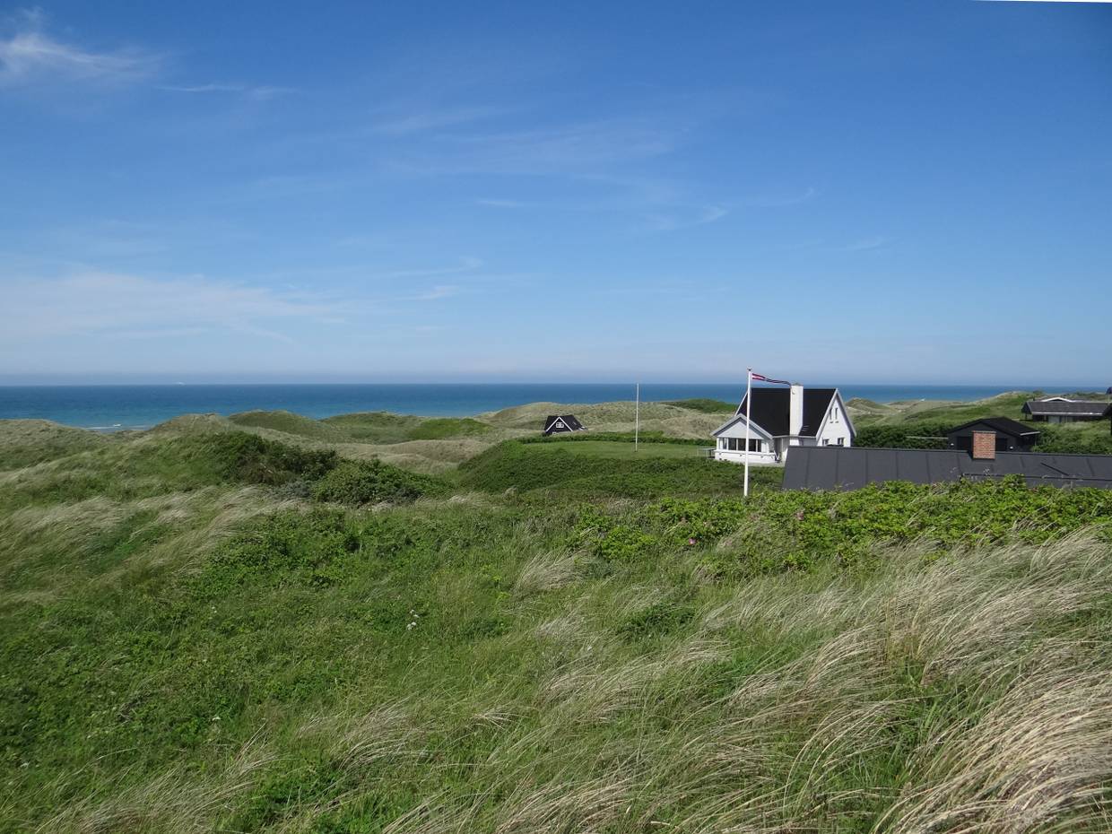 Weißes Ferienhaus aud den Dänen mit Meerblick auf die Nordsee