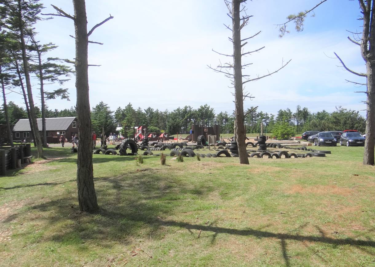 Spielplatz am Parkplatz vor einem Park