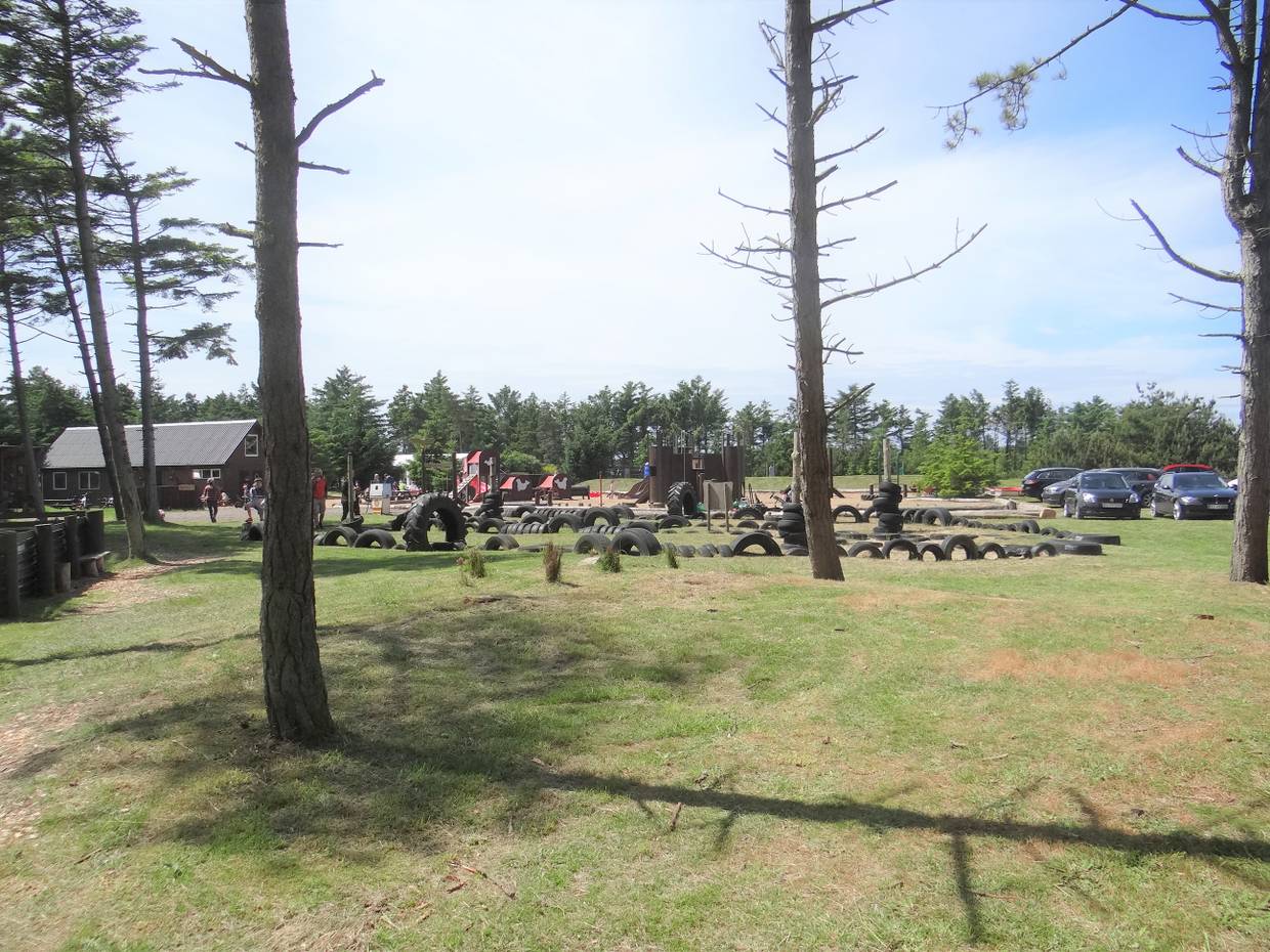 Spielplatz am Parkplatz vor einem Park