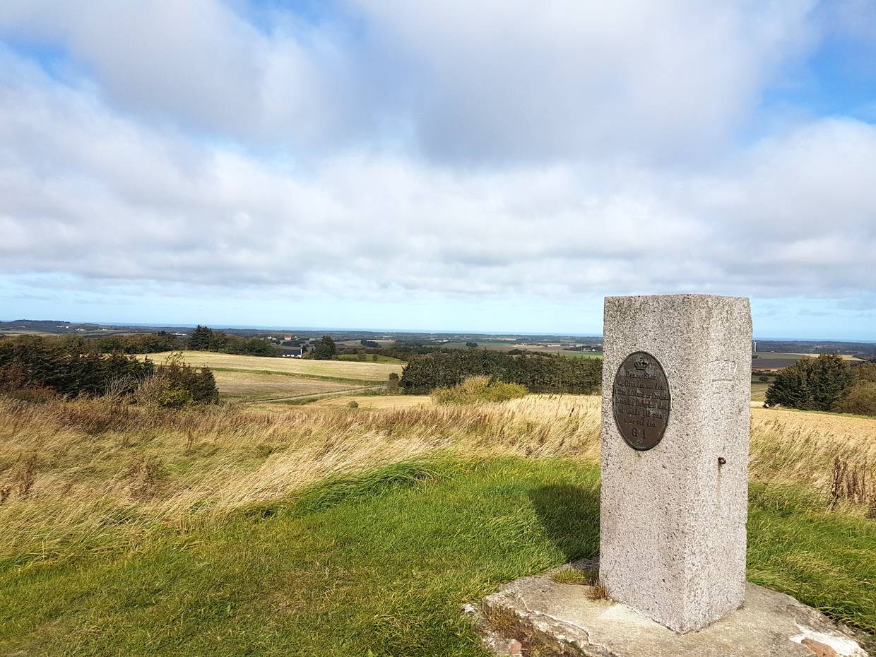 Aussichtspunkt mit einem Gedenkstein