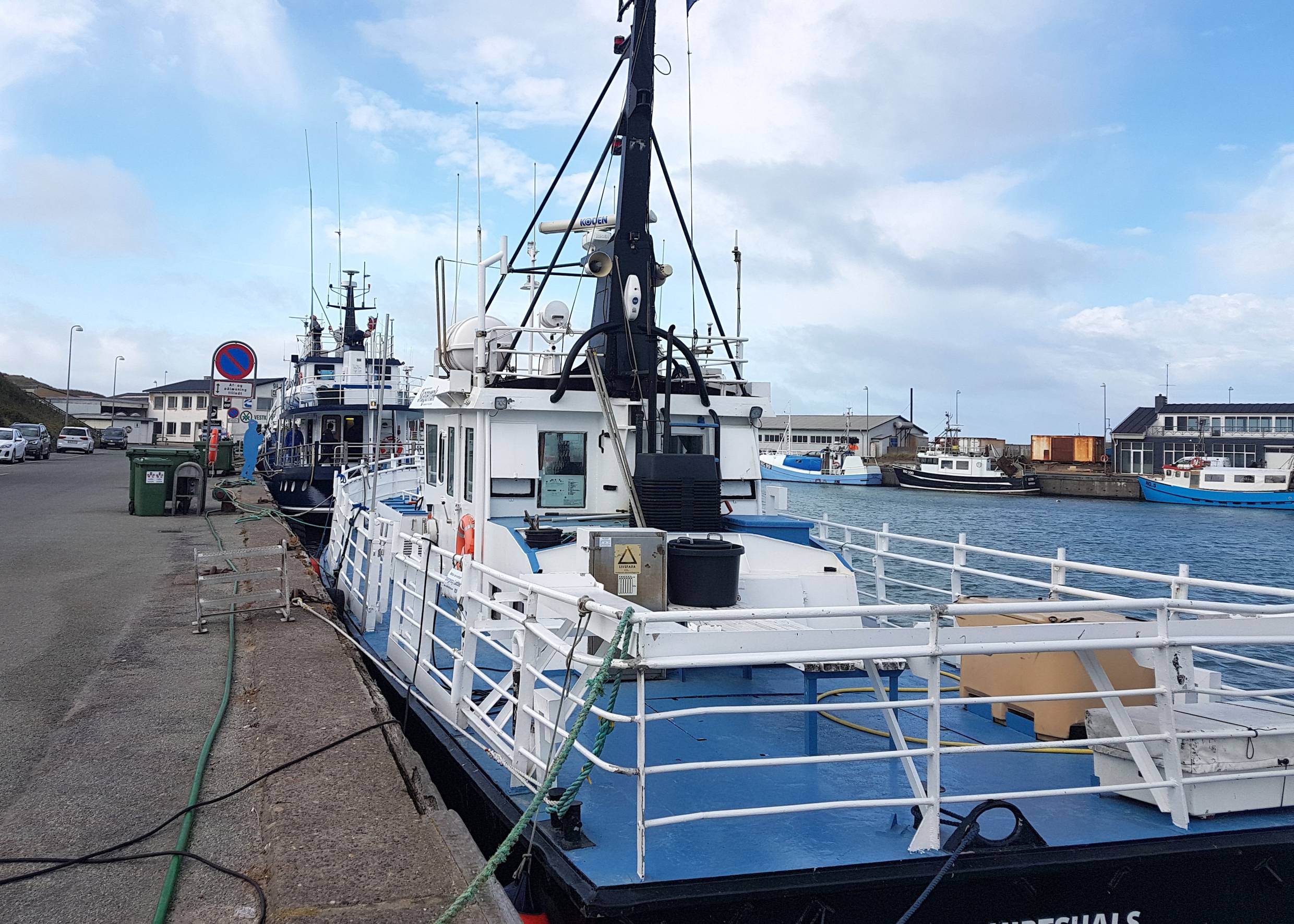 Trawler liegt an der Mole im Hafen