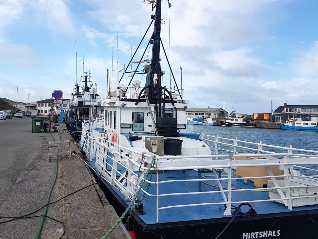 Trawler liegt an der Mole im Hafen