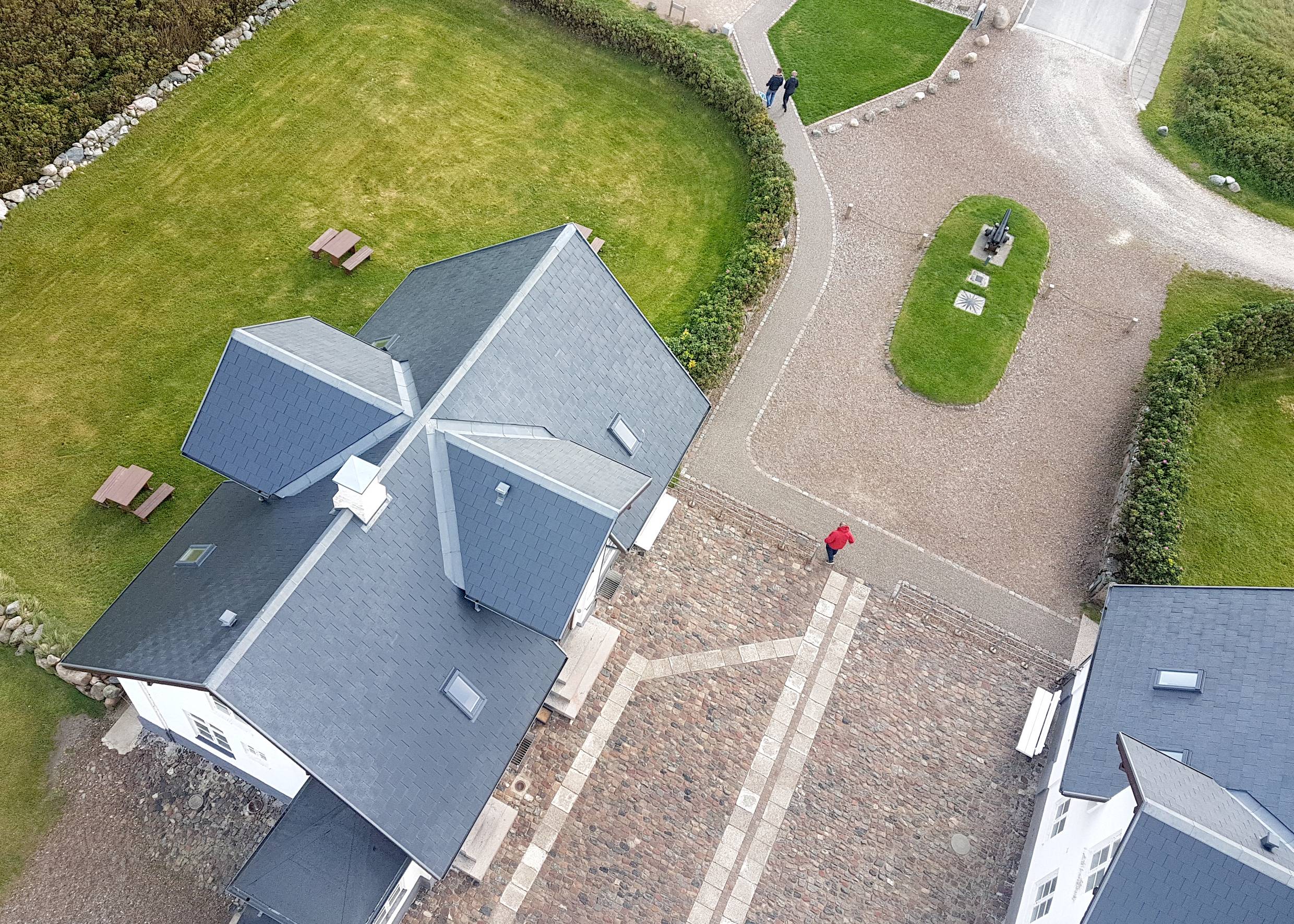 Senkrechter Blick nach unten vom Leuchtturm auf den Vorplatz