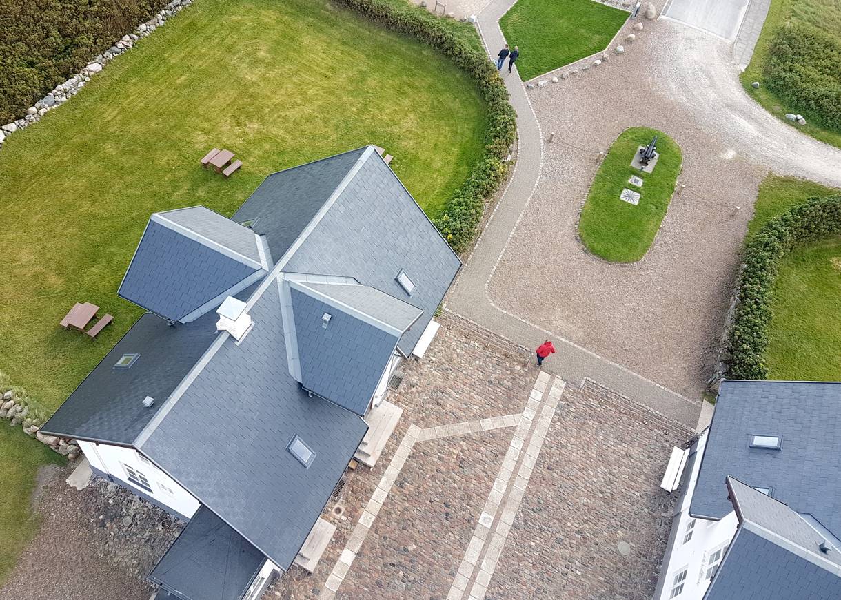 Senkrechter Blick nach unten vom Leuchtturm auf den Vorplatz