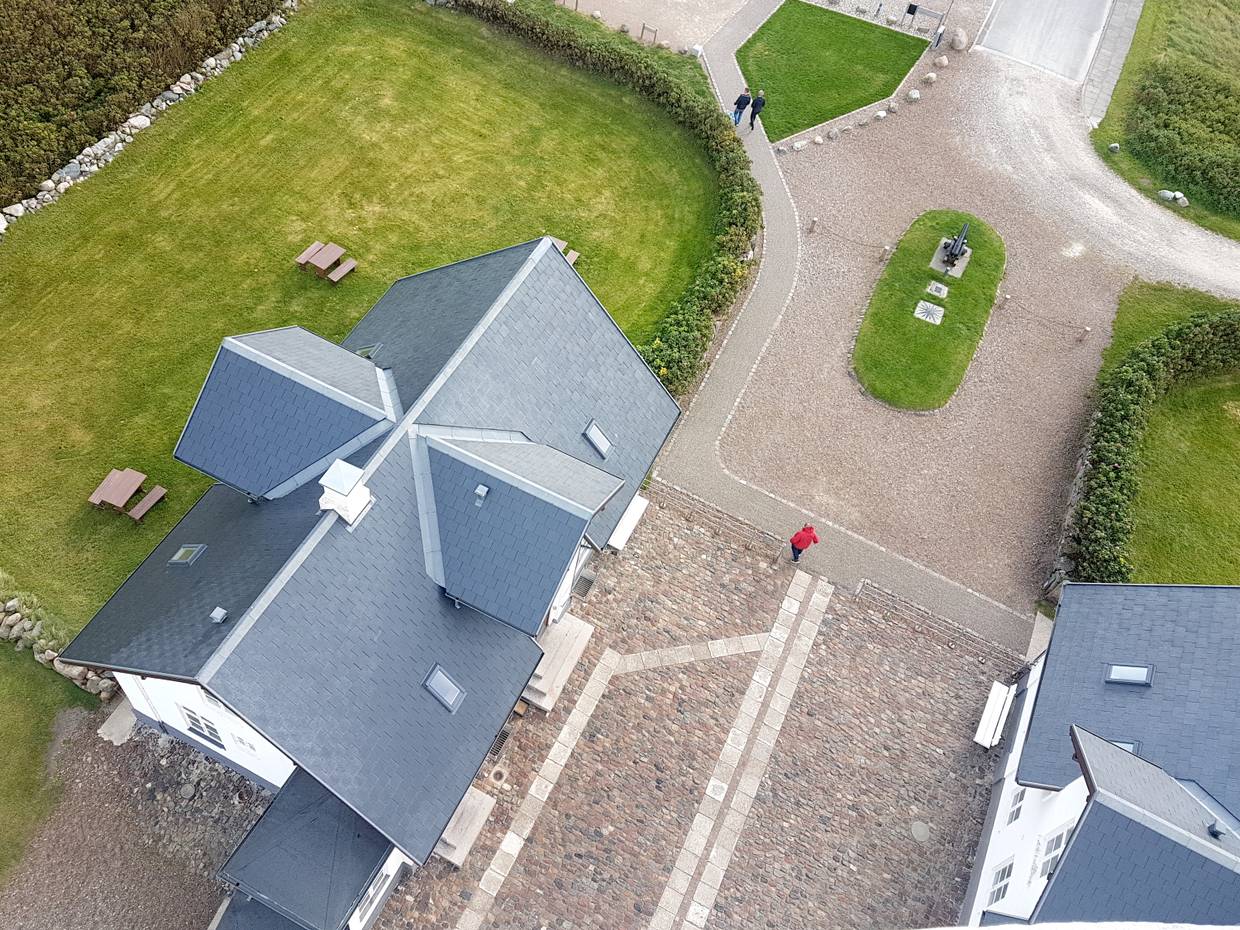 Senkrechter Blick nach unten vom Leuchtturm auf den Vorplatz