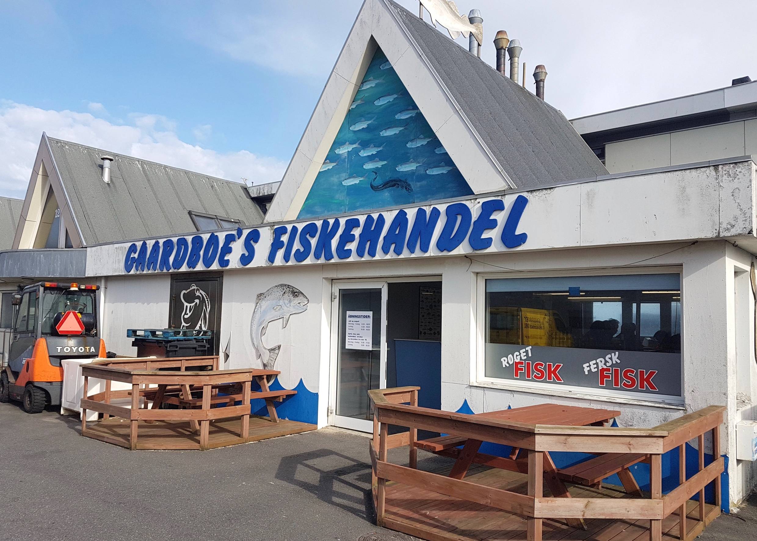 Ansicht eines Fischgeschäftes, Picknickplätze vor den Schaufenstern