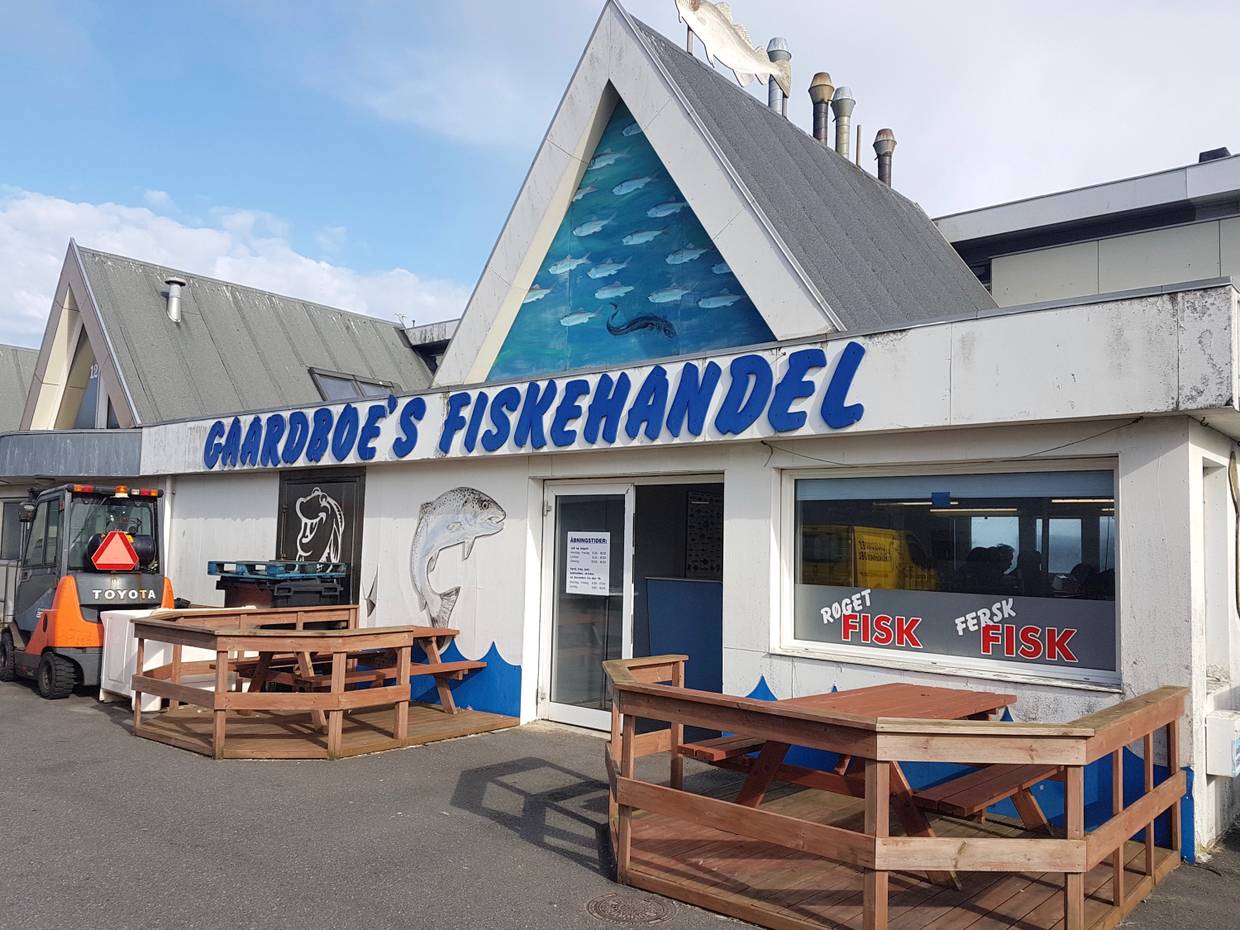 Ansicht eines Fischgeschäftes, Picknickplätze vor den Schaufenstern