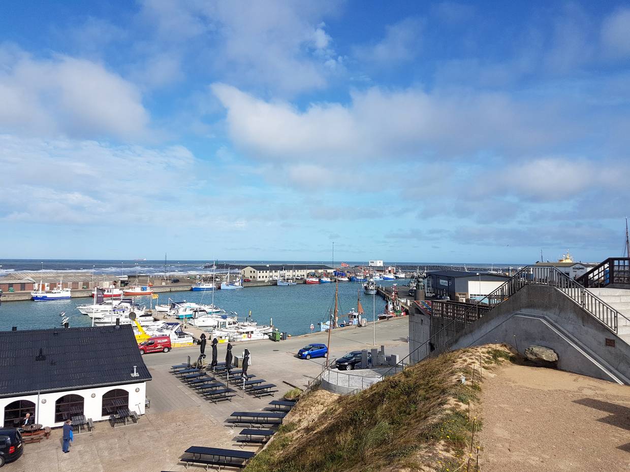 Aussicht über den Hafen und eine Treppe nach unten von der Steilküste
