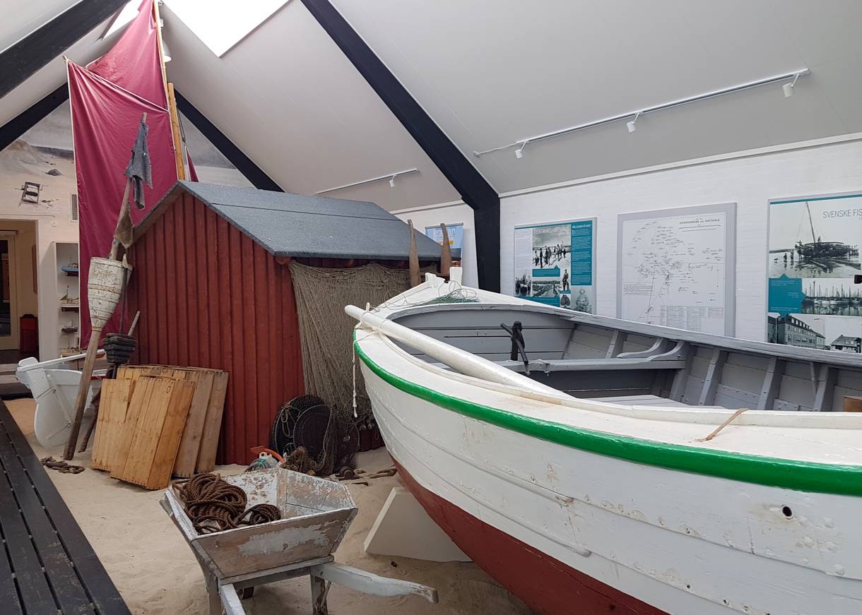 Ausstellungshalle mit Ruderboot und Fischerhütte im Museum