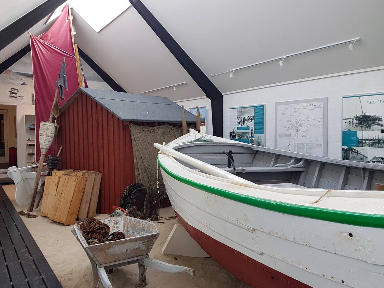 Ausstellungshalle mit Ruderboot und Fischerhütte im Museum