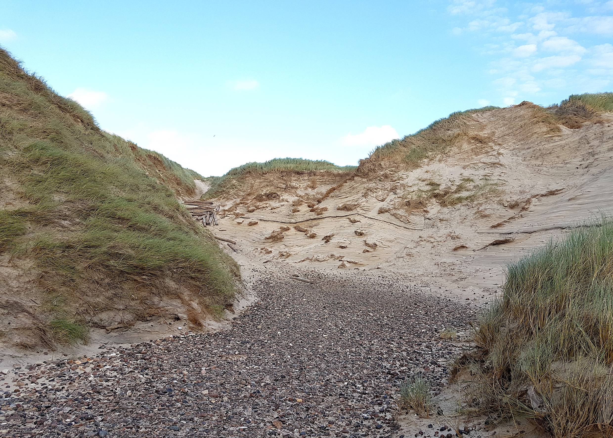 Regelrechte Schlucht zwischen zwei Sanddünen