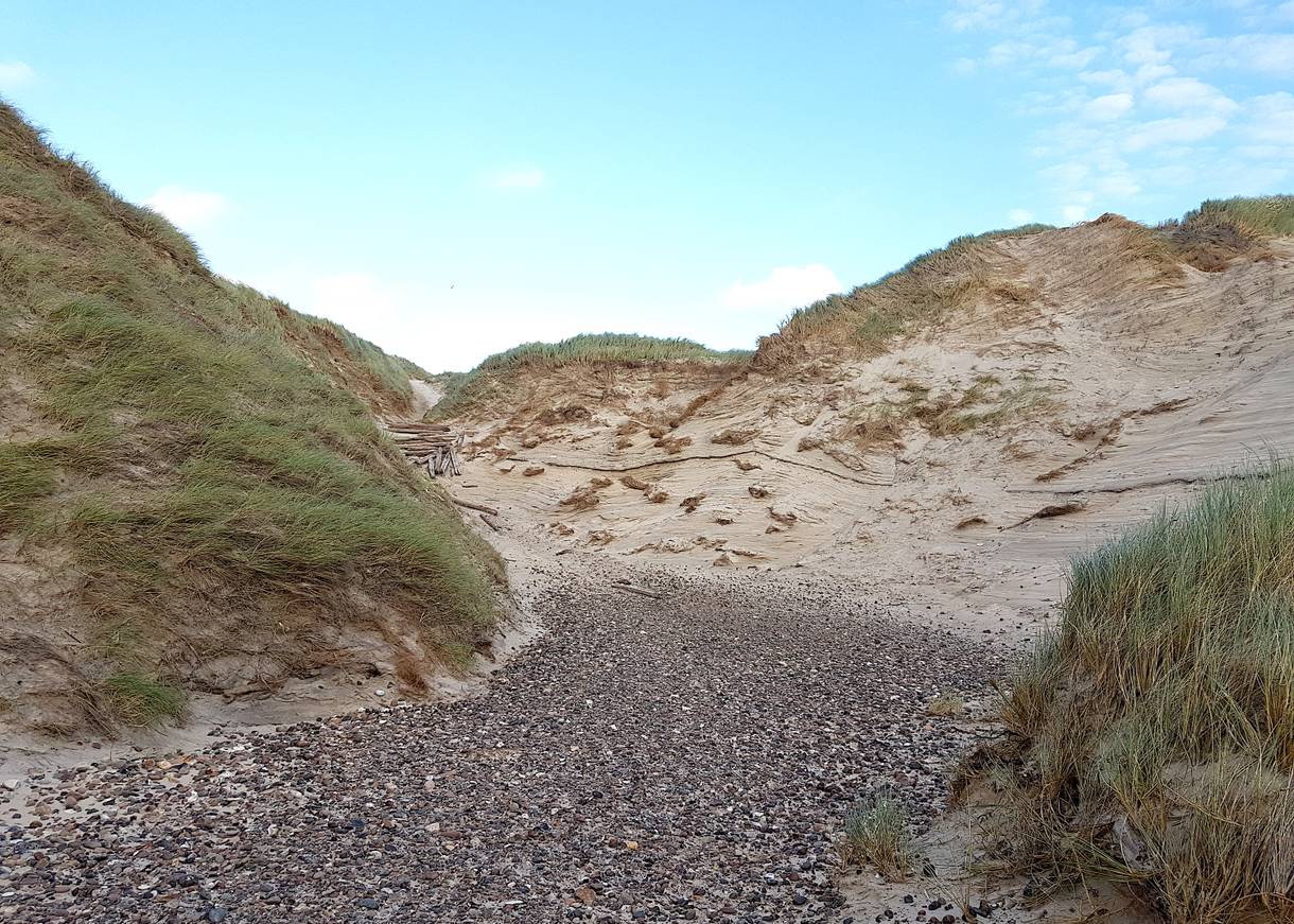 Regelrechte Schlucht zwischen zwei Sanddünen