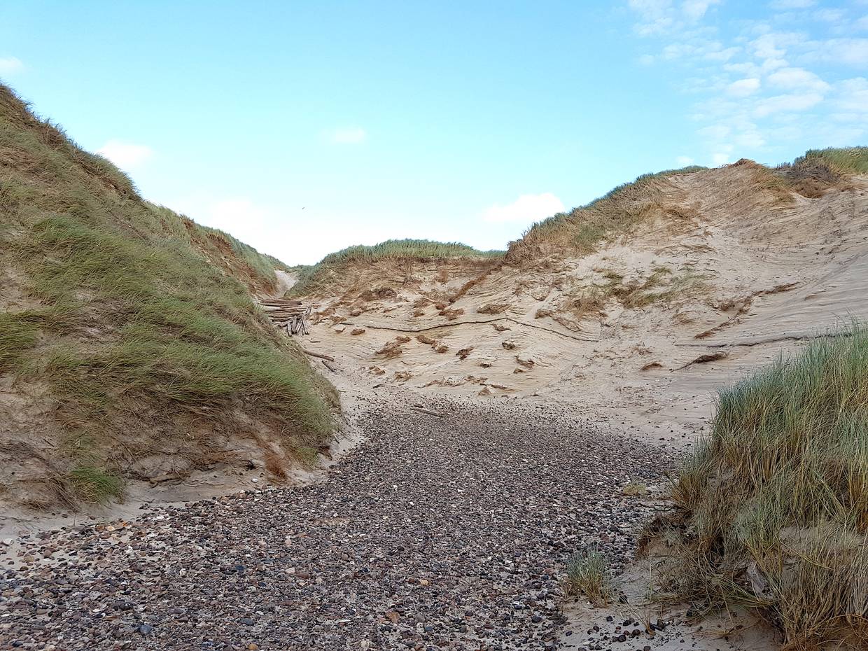 Regelrechte Schlucht zwischen zwei Sanddünen