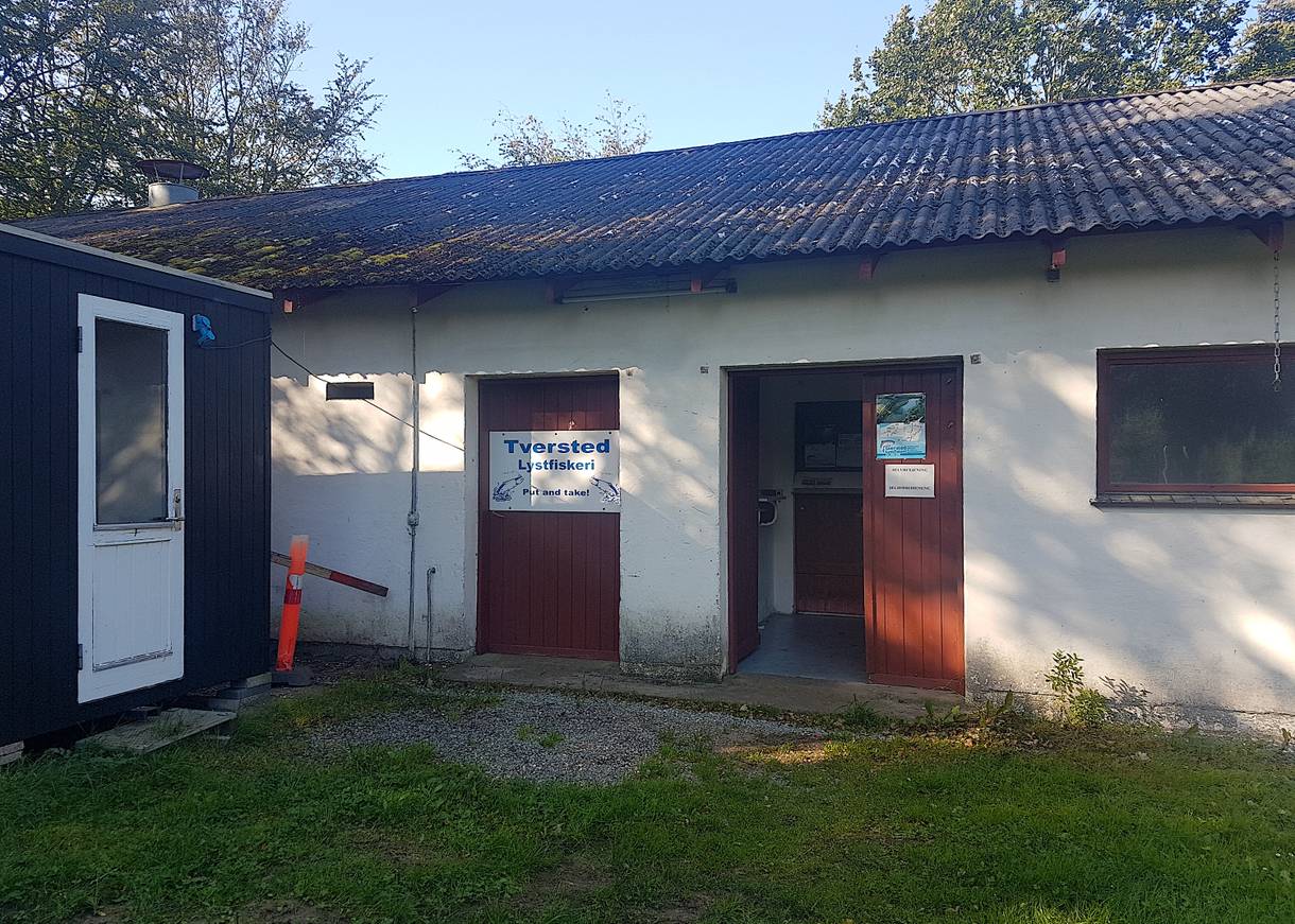 Weißer Schuppen mit Schild Tversted Fiskeri