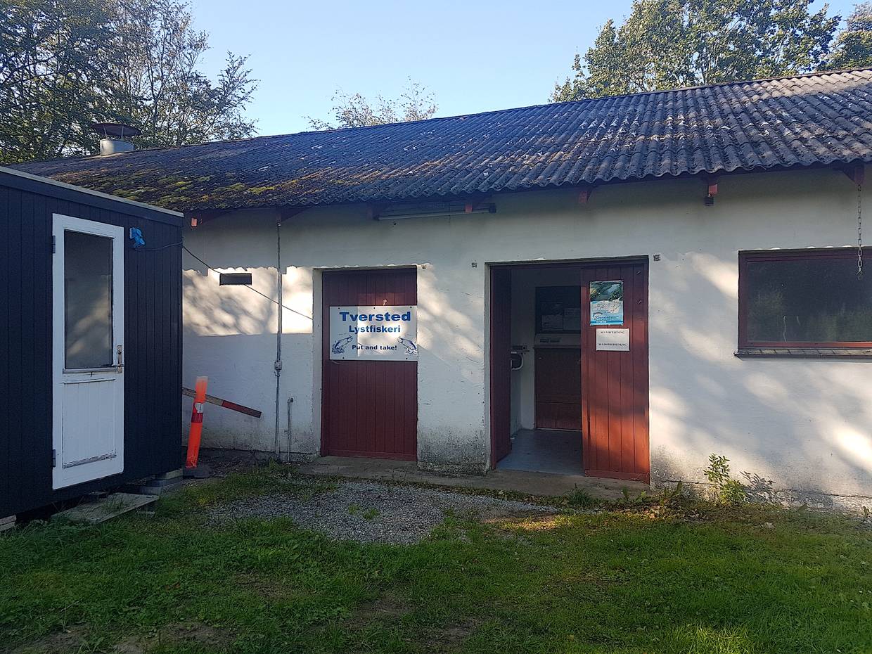Weißer Schuppen mit Schild Tversted Fiskeri