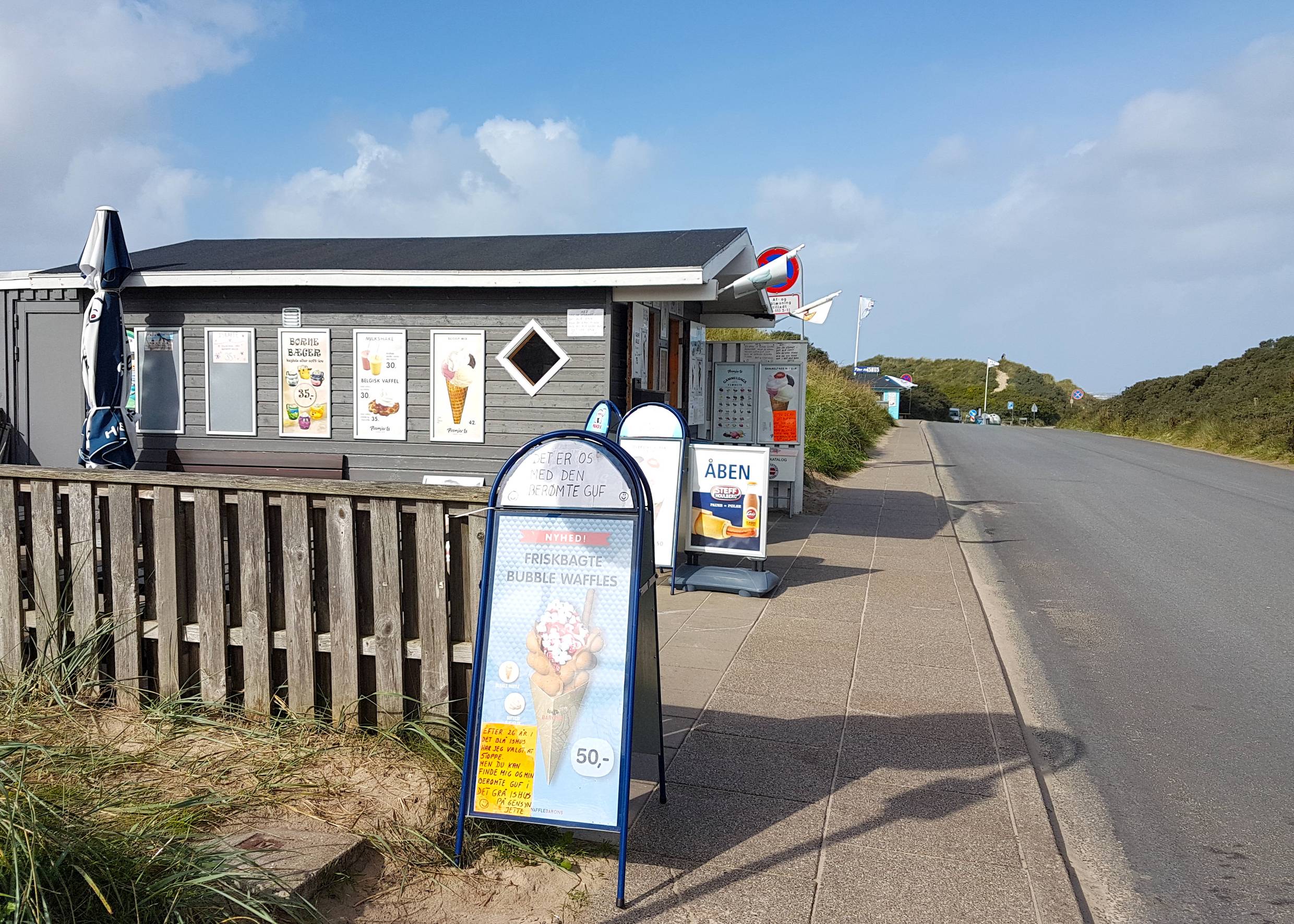 Eis- und Imbissbuden an einer Straße zum Meer