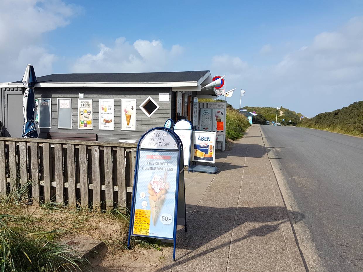 Eis- und Imbissbuden an einer Straße zum Meer