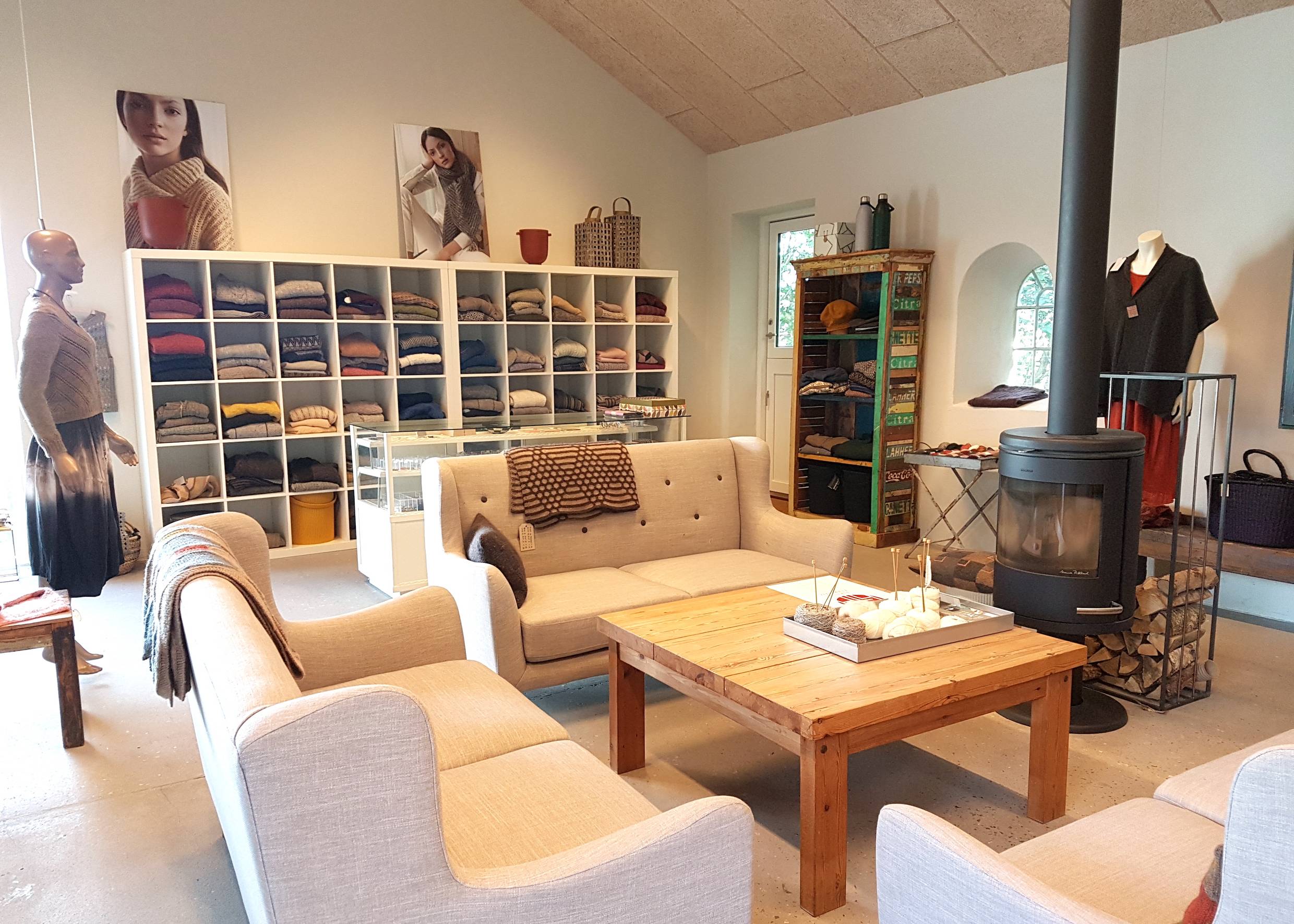 Stilvolles Ambiente in einem Wolladen mit Sofaecke