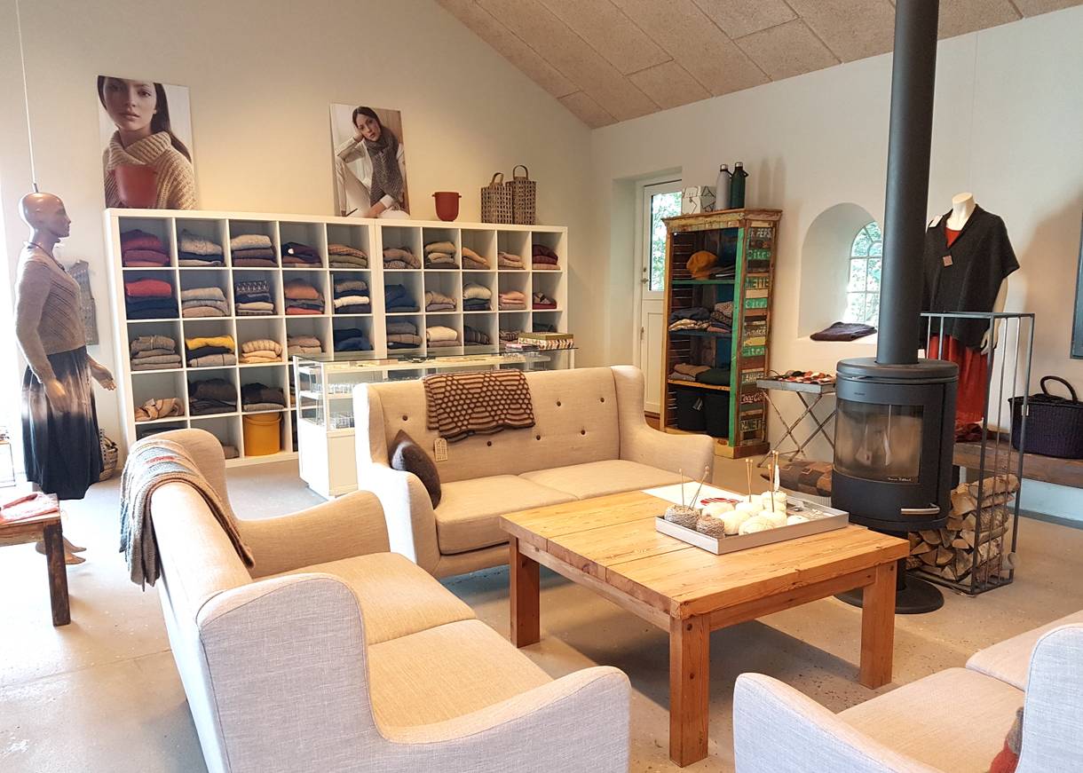 Stilvolles Ambiente in einem Wolladen mit Sofaecke