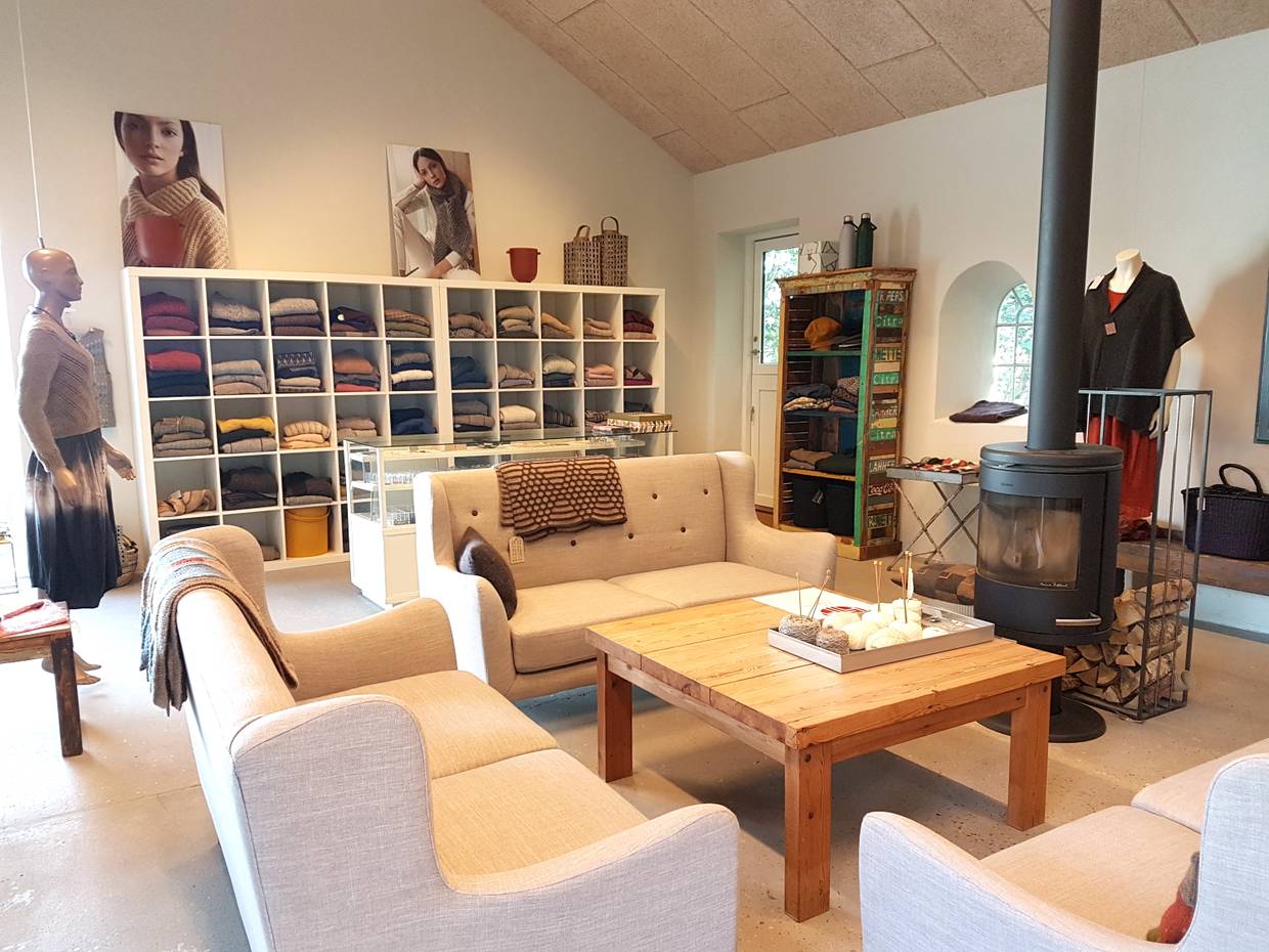 Stilvolles Ambiente in einem Wolladen mit Sofaecke