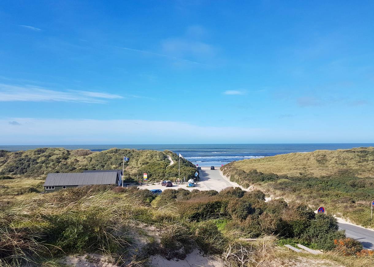 Blick von einer Düne auf den Parkplatz und die Strandzufahrt in Tversted 