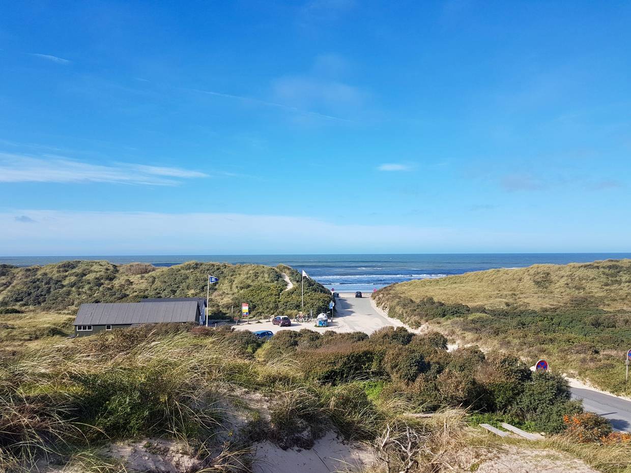 Blick von einer Düne auf den Parkplatz und die Strandzufahrt in Tversted 