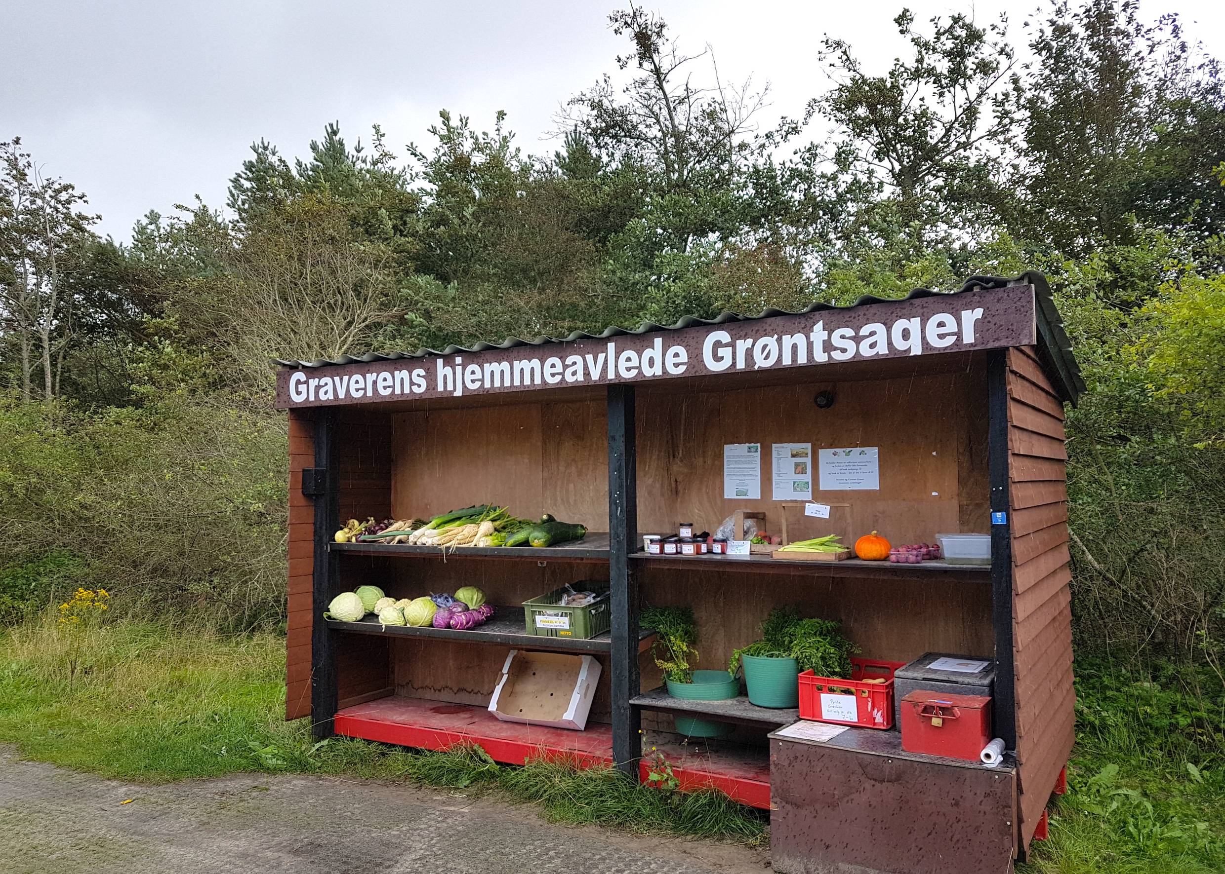 Holzverschlag an der Straße mit frischem Gemüse