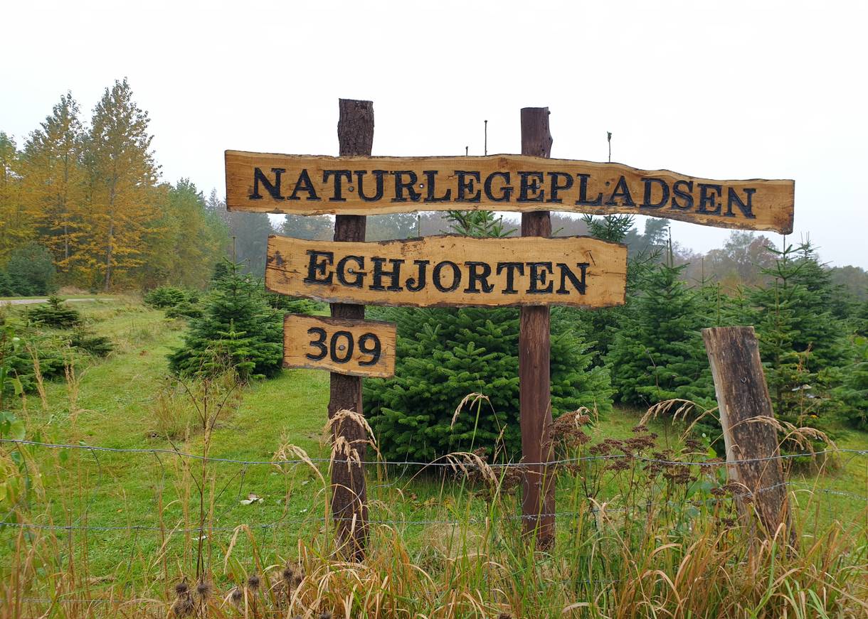 Holzschild am Weg zum Spielplatz