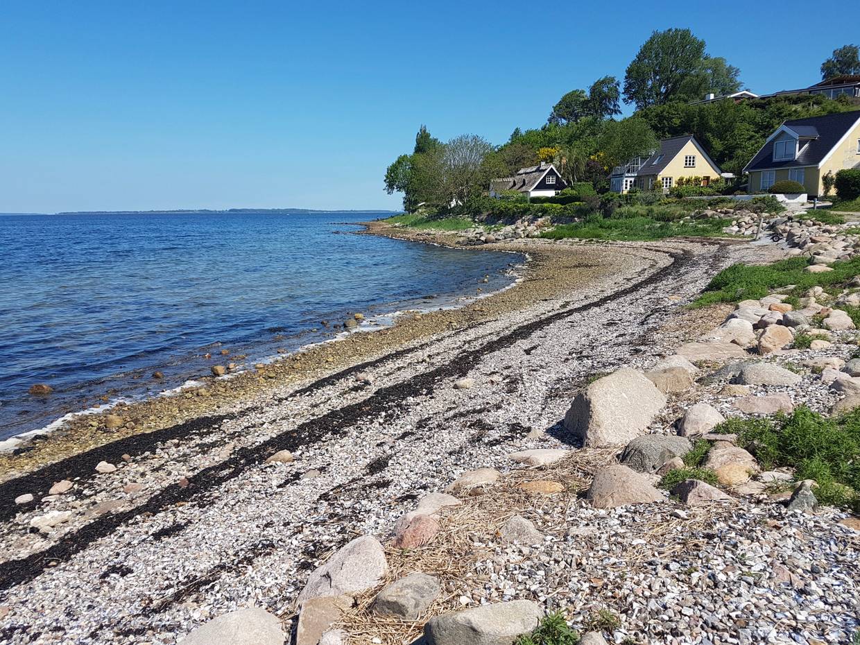 Steiniger Strand am Fjord