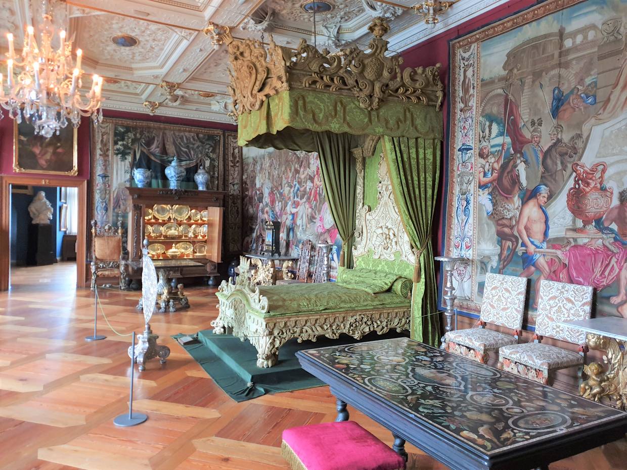 Prunkvoll und überaus farbig geschmückte Räume im Schloss