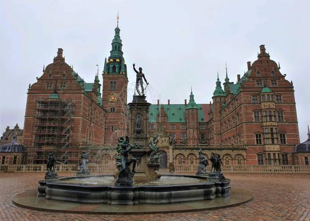 Brunnen mit Skulptur im Schlosshof