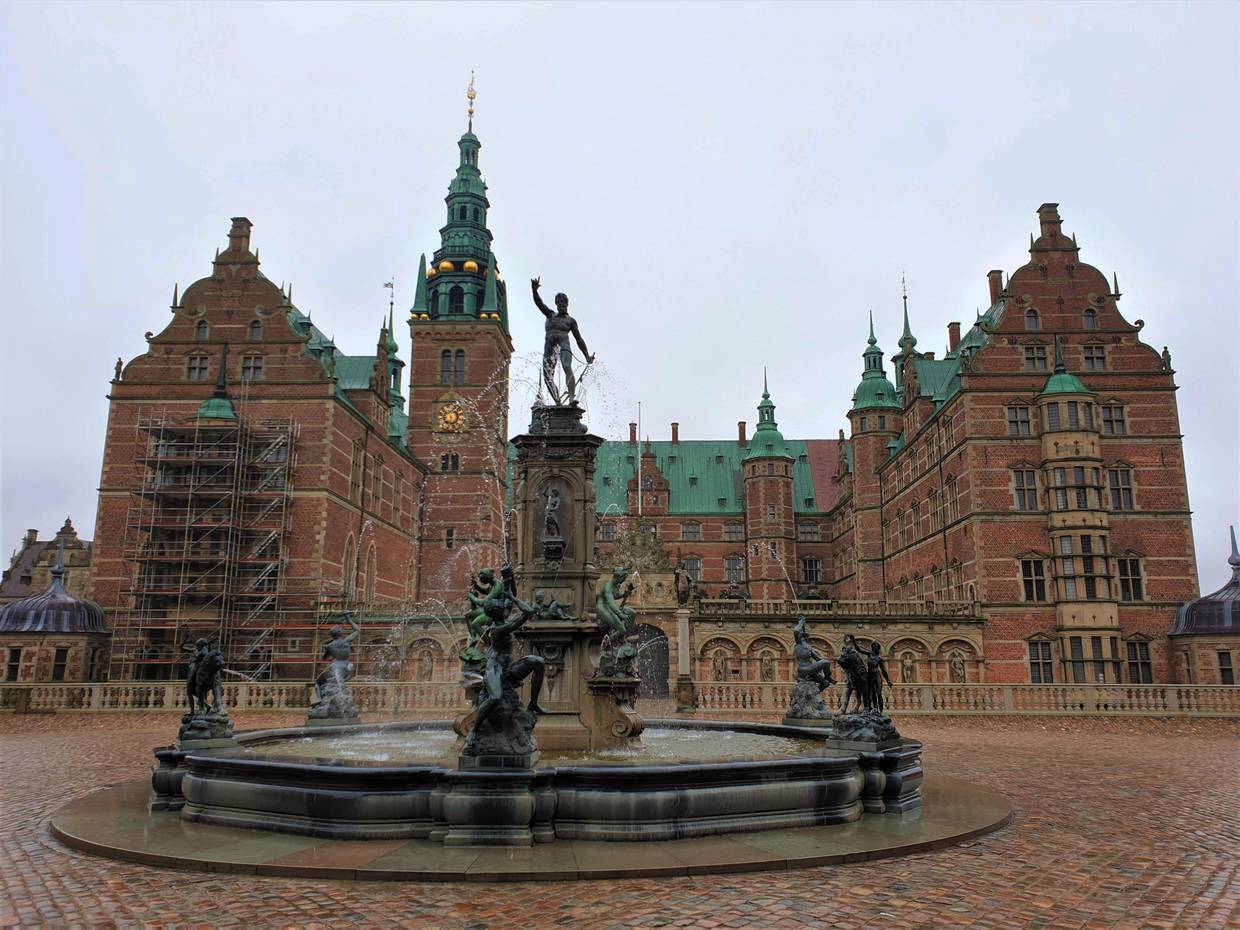 Brunnen mit Skulptur im Schlosshof