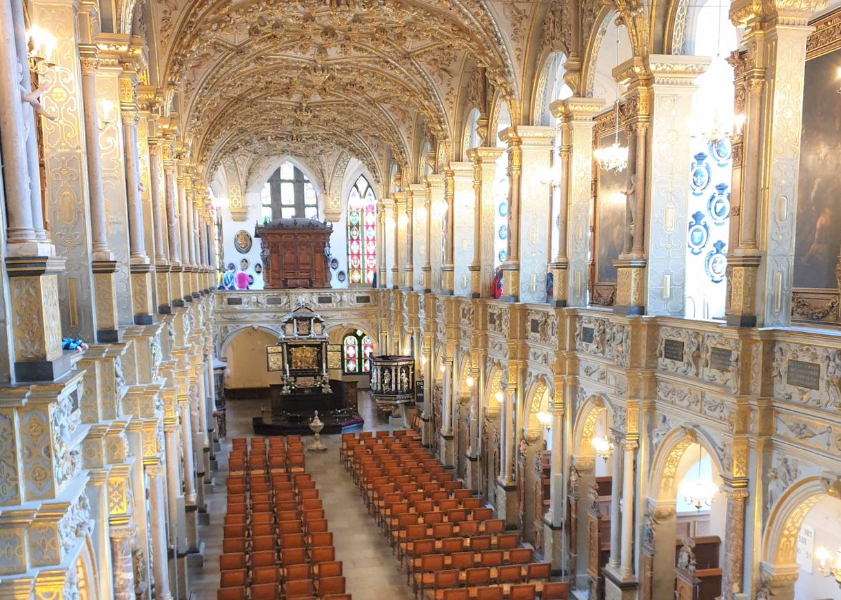 Blick in eine weiß-gold verzierte Kirche