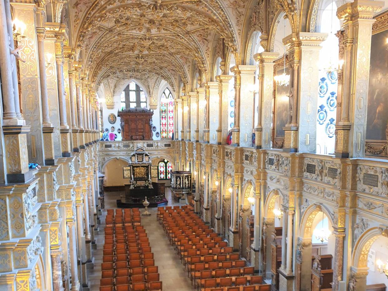 Blick in eine weiß-gold verzierte Kirche