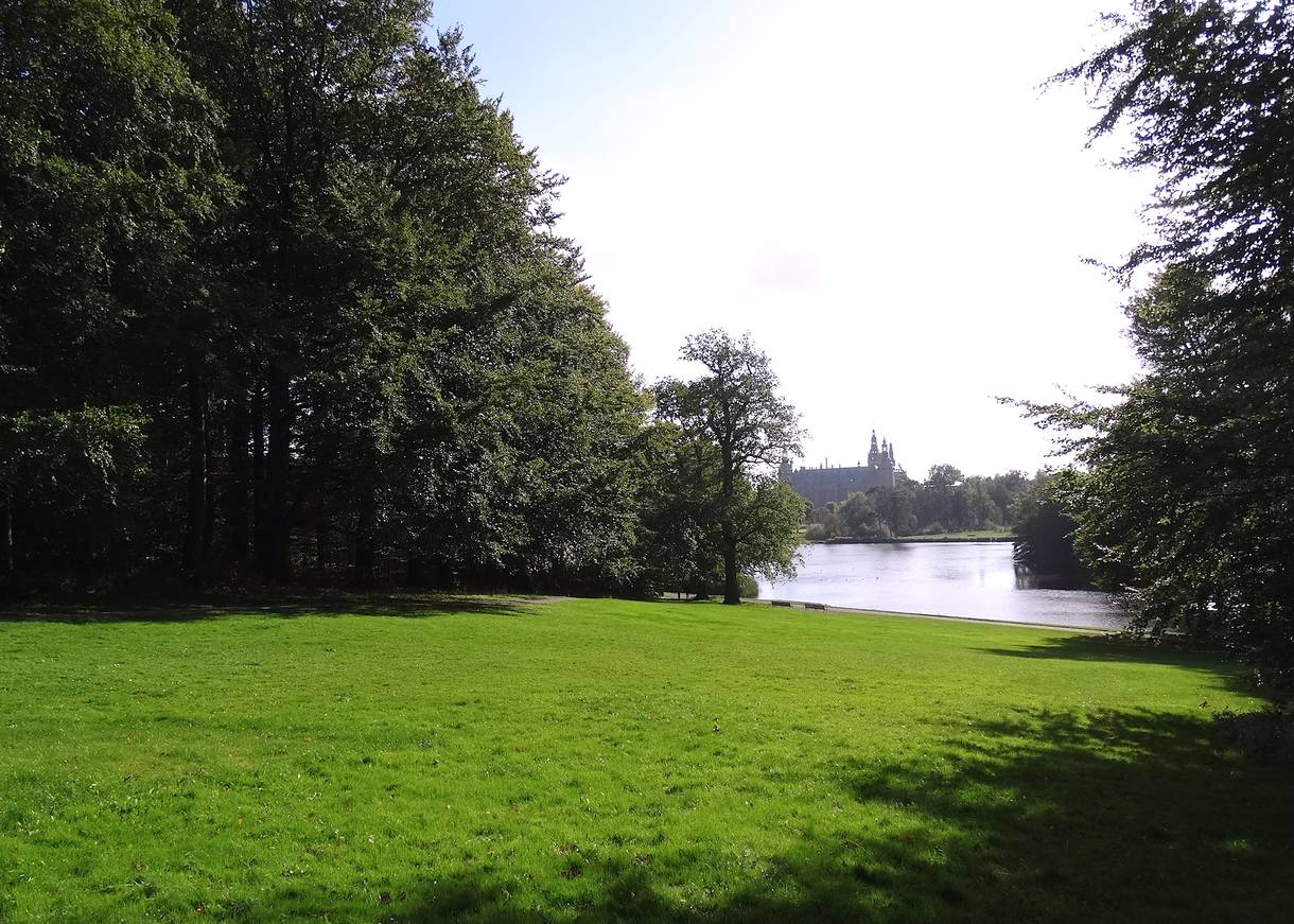 Blick über einen See zum Schloss