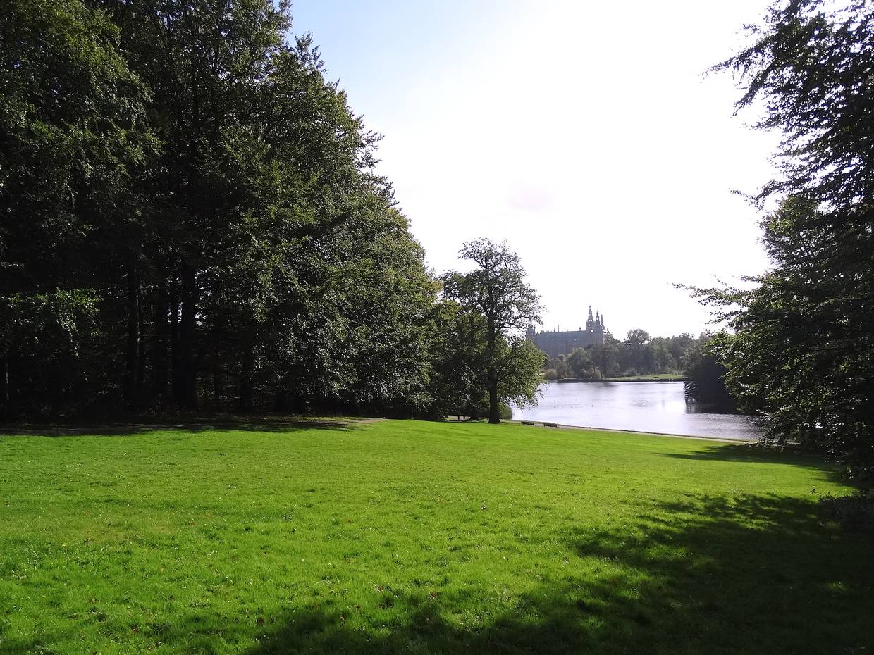 Blick über einen See zum Schloss
