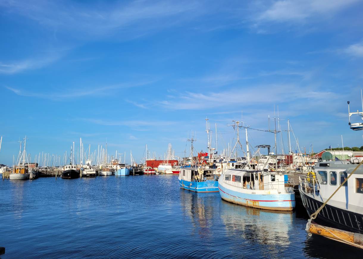 Fischerkutter dicht an dicht im Hafen von Gilleleje